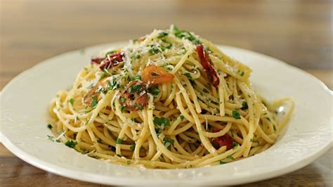 Spaghetti Aglio E Olio Recipe The Cooking Foodie