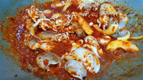 Sotong masak hitam ialah satu masakan sotong yang unik dan istimewa. Sambal Tumis Sotong Paling Sedap! - YouTube