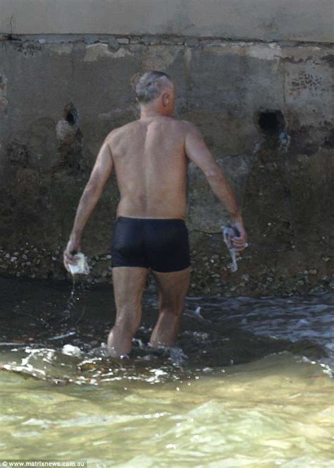 Australian Pm Malcolm Turnbull Picks Rubbish Out Of Ocean Daily Mail