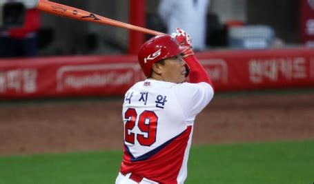Most baseball fans now know that celebratory bat flips, frowned upon or worse in the m.l.b., are prevalent and accepted as harmless in south korea. LOG vs KIA Dream11 Match Prediction | Korean Baseball ...