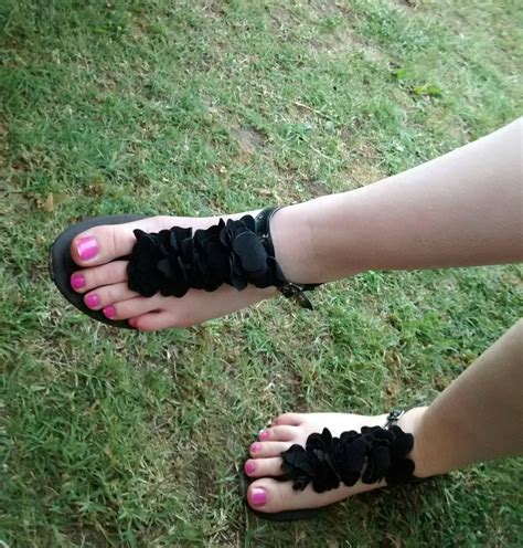 pink toes and black sandals r thongsandals