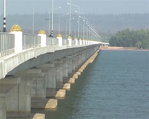 สะพานเทพสุดา เป็นสะพานบรรยากาศสวย แถมยังเป็นสะพานข้ามน้ำจืดที่ยาวที่สุดในไทยด้วย มีลักษณะเป็นถนน 2 ช่องจราจร สร้างอยู่เหนือเขื่อนลำปาว. ศูนย์ข่าวกาฬสินธุ์: แถลงข่าววิ่งตามรอยไดโนเสาร์ ครั้งที่ 3