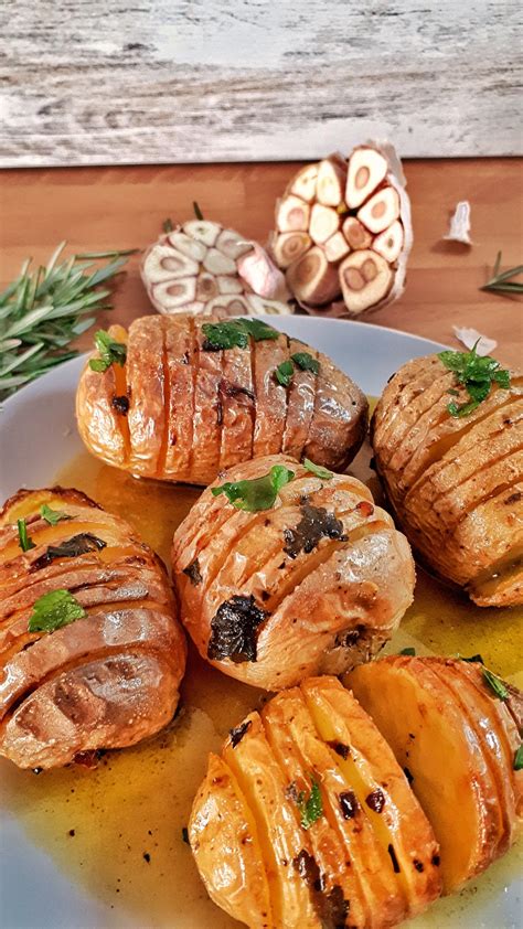 Does your family love potatoes? Garlic & Rosemary Oven Roasted Potatoes - Best Recipe