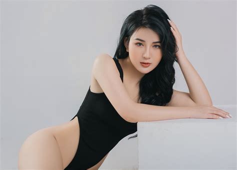 Hot Girl Lưu Minh Phương Phụ Nữ Như Cuốn Sách