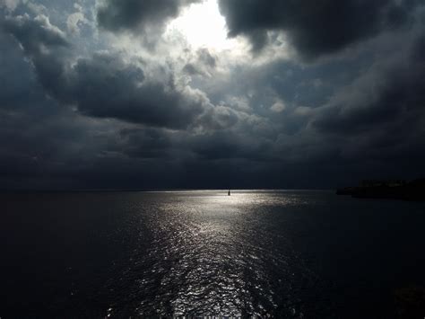Día Nublado En La Costa De Ciutadella Menorca Diferente