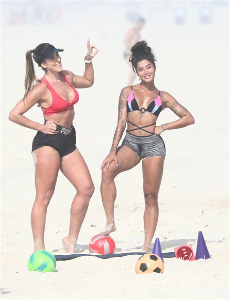 Aline Riscado mostra corpão na praia da Barra da Tijuca MH Celebridades e TV
