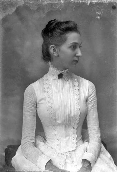 Beautiful Lady In A Fantastic Dress Look At That Small Waist Victorian Era Fashion