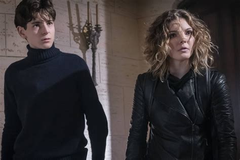 gotham season 4 david mazouz teases a bruce and selina relationship out of the comic books tv