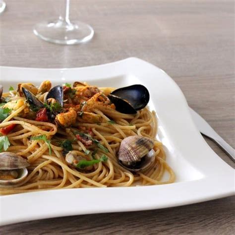 Ajoutez également les fruits de mer, rectifiez l'assaisonnement et mélangez bien. Poisson et fruits de mer, les meilleures recettes (avec images) | Spaghetti recette, Recette ...