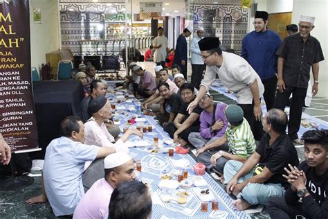 Tenang, tak ramai (sbb kene booking slot), ad pokok rendang2. Muslim MP breaks fast at Sikh temple grounds - | Cyber-RT