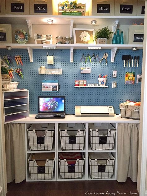 Keep your supplies and craft projects in check with these clever craft room organization ideas. Our Home Away From Home: OVER THE CRAFT ROOM CLOSET