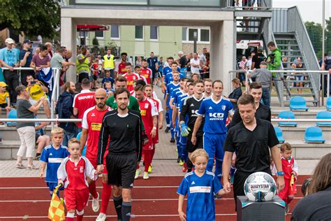 Auf fussball heute findest du tagesaktuell alle begegnungen mit live ergebnissen. Der RWE schießt sich mit einem deutlichen 5:0 in die ...