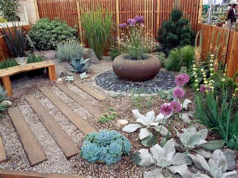 Wissenswertes zu den themen bepflanzung, gartenwegen, bewässerung, sichschutz oder gartenzäunen finden sie auf bauen.de. Kiesbeet anlegen - Gestaltung eines mediterranen Gartens