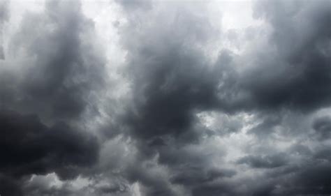 Cielo con fondo de nubes de lluvia oscura concepto de pronóstico del tiempo Foto Premium