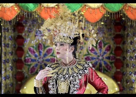 Putri Indonesia Gorontalo Dengan Pakaian Adat Biliu Antara Foto
