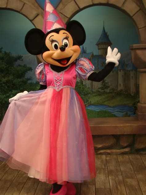 Image Minnie Mouse In Princess Outfit At Disneyland Disney Wiki