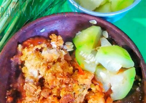 Baiklah sambil membaca resep dan cara membuat sambal ayam geprek di sini sambil praktek memasak ya bund. Resep Ayam geprek sambal bawang oleh Dapur Desha - Cookpad