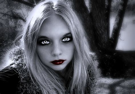 Pin By Tina Weaver On My Imagination Haven Vampire Pictures Scary