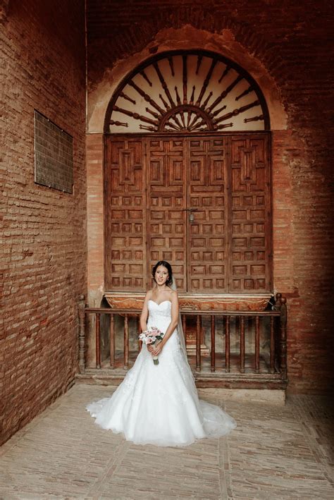 Bride In Gate Of Justice Wedding In Alhambra Professional Wedding
