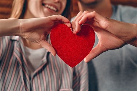 Hermosa Joven Pareja En Casa Cerrar Imagen De Una Pareja Enamorada