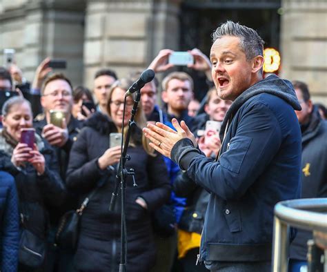 Keane Singer Tom Chaplin Stuns Glasgow Shoppers After Belting Out Hits