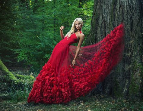 배경 화면 나무 여자들 모델 금발의 빨간 드레스 녹색 의류 가을 꽃 겉옷 사진 촬영 2364x1844 Wallpapermaniac 63503