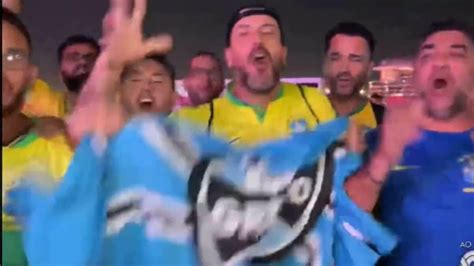 torcedor viraliza em vídeo com a bandeira do grêmio na copa do mundo do catar