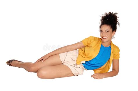 Belle Jeune Femme Multi Raciale Se Trouvant Sur Le Plancher Image Stock Image Du Lifestyle
