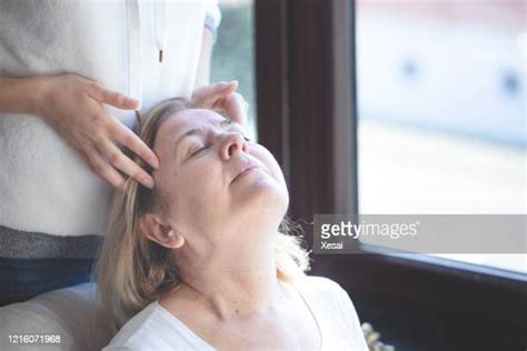 Massage Crânien Photos Et Images De Collection Getty Images
