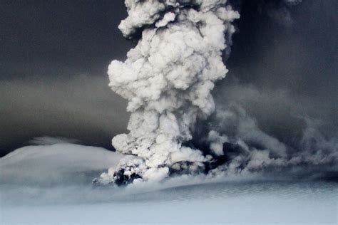 Icelands Grimsvotn Volcano Erupts Time