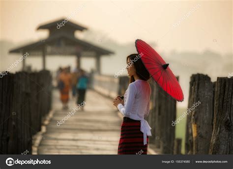 Burmese Dress Myanmar Woman In Myanmar Traditional Dress — Stock