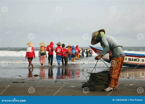 Traditional Fisherman Wife Help Her Friend Editorial Photo Image Of