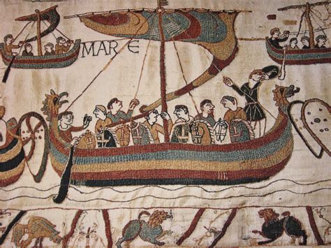 Die stickereien stellen die eroberung englands im jahre 1066 durch wilhelm dar. Der Teppich von Bayeux, die berühmteste mittelalterliche ...