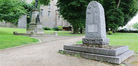Na het volgen van een reserveofficiercursus tijdens zijn militaire dienst, werd beltrame een dienende. Manche : un square Arnaud Beltrame bientôt inauguré