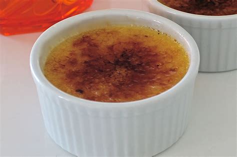 Creme brulee should start with a custard base that is richer, creamier, and silkier than other cremes (creme anglaise, creme caramel, flan, etc.). Crème Brûlée individual | La Postreria