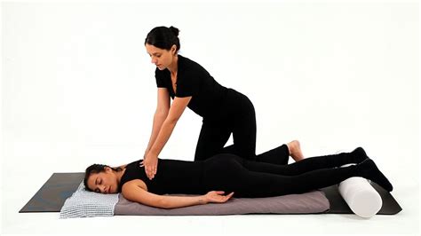 How To Give A Spinal Massage Shiatsu Massage Youtube