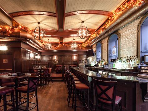 14 Chicago Bars Where You Can Dance Chicago The Infatuation