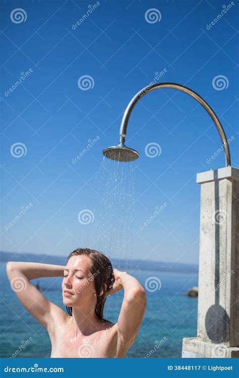 Assez Femme De Jeune Femme Sous La Douche Sur La Plage Image Stock