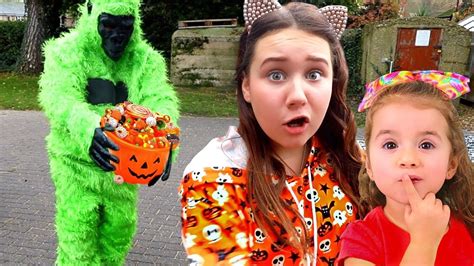Ruby & Bonnie Pretend Play Halloween Story - YouTube