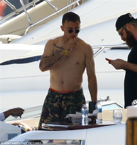 Ex Nfl Star Johnny Manziel Parties On Yacht In Miami Daily Mail Online