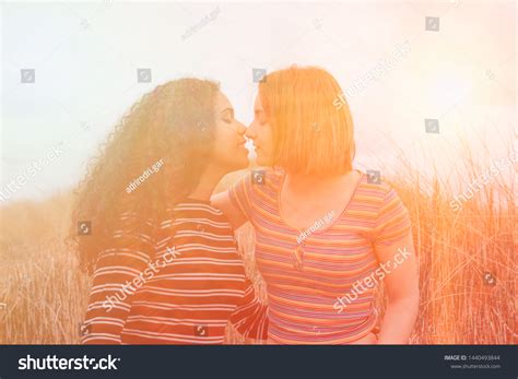 Lesbian Couple Love Kissing Romantic Scenery Foto Stock 1440493844