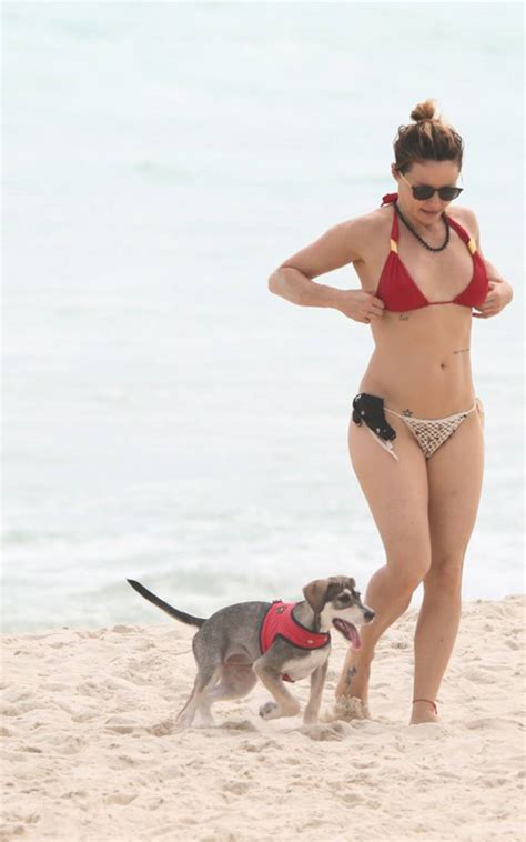 Aos 48 Anos Rita Guedes Exibe Boa Forma Em Passeio Com Cachorro Na Praia Diversão O Dia