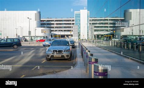 Passenger Drop Off Zone At Heathrow Airport Terminal 3 Stock Photo Alamy