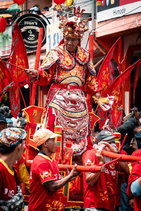 Cap Go Meh Festival Singkawangs Mystical Tatung Parade — Travelpixelz