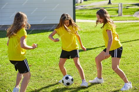Amigas Chicas Adolescentes Jugando Fútbol Soccer En Un Parque Foto Premium