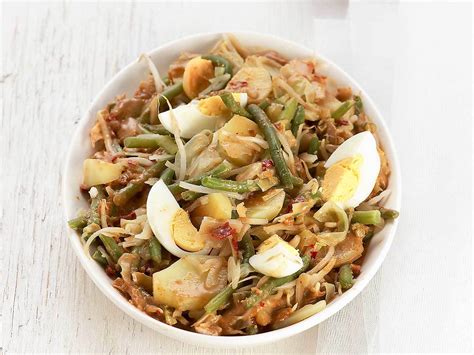 Ook de pindasaus (de saus bij gado gado heet pindasaus en niet satesaus) vergt nogal. Gado Gado met pindasaus