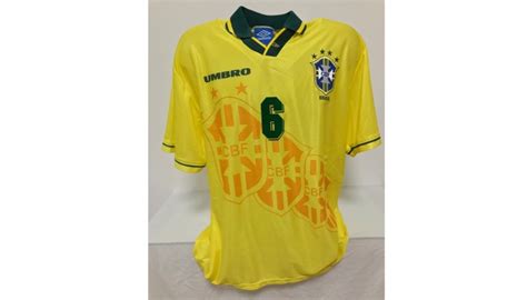 Indeed, many players who have worn this number marked the history of the red devils like george best 10.zidane(in france),lionel messi,pele,roberto baggio. Roberto Carlos' Official Brazil Signed Shirt - CharityStars