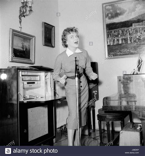 Photos Line Renaud Dans Sa Maison à Rueil Malmaison 1954 1955