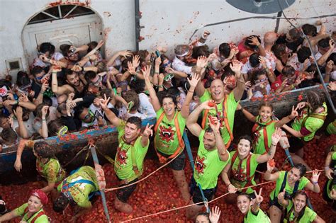 In Pictures Tomatoes Flying At La Tomatina Festival Today Olive