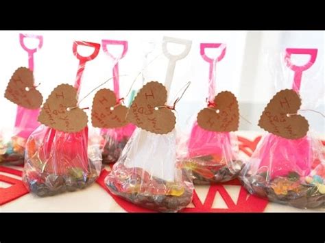 These 35 gift ideas are perfect for everyone on your list. Adorable DIY Valentine's Day Gift - Cute Kids! Cute Craft ...